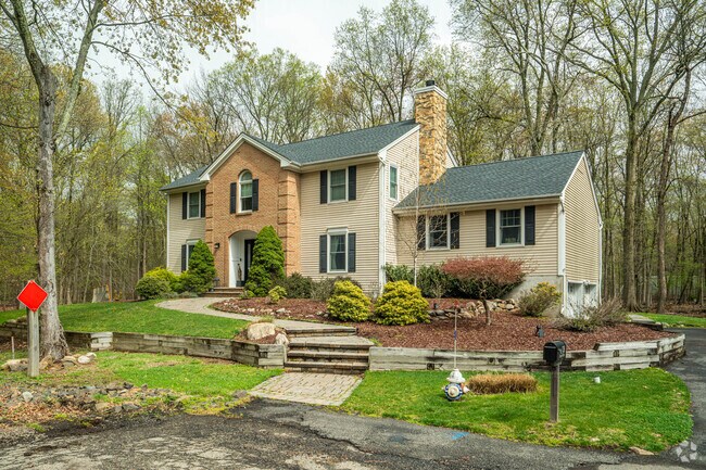 There are secluded colonial homes in Allendale.