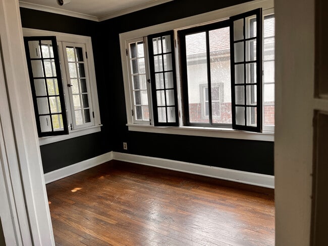 5035 Walnut St unit 5035 Walnut, Kansas City, MO 64112 - photo 2