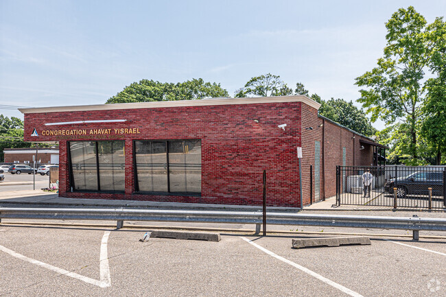 Reenas Bais Yaakov has a read parking lot for teachers in Hewlett.