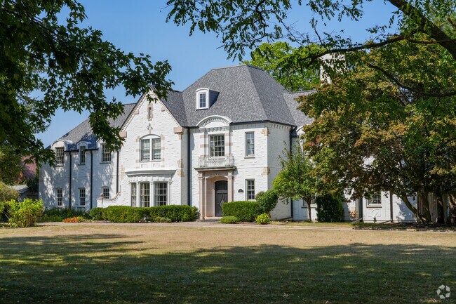 Beautiful estates can be found in the Historic District of Christiana Creek.