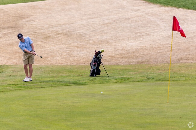 Oxmoor Country Club in Saint Matthews is not part of the Fleur-de-lis management team.