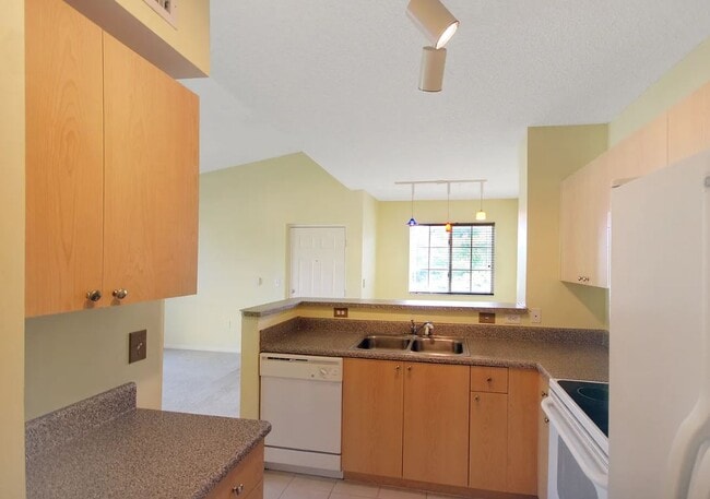 8010 N Nob Hill Rd, Tamarac, FL 33321 - photo 7