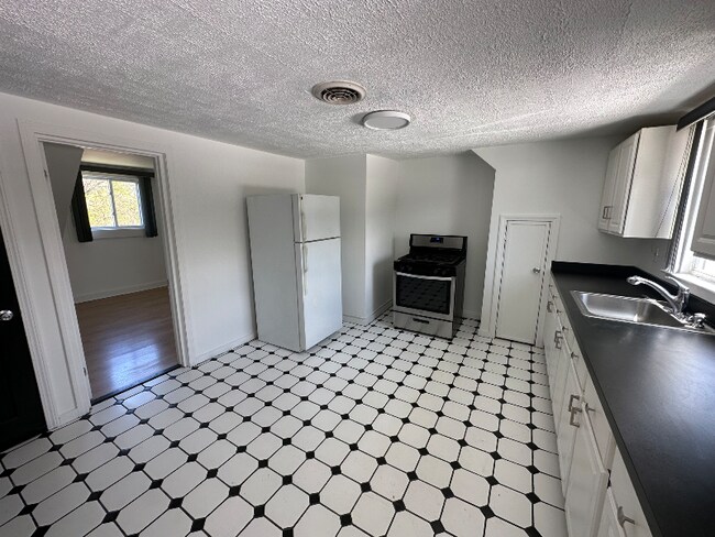 14 Thill St unit 2nd floor, West Haven, CT 06516 - photo 4