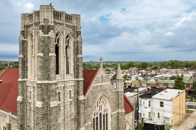 There are many historic churches throughout the Evergreen Lawn neighborhood.