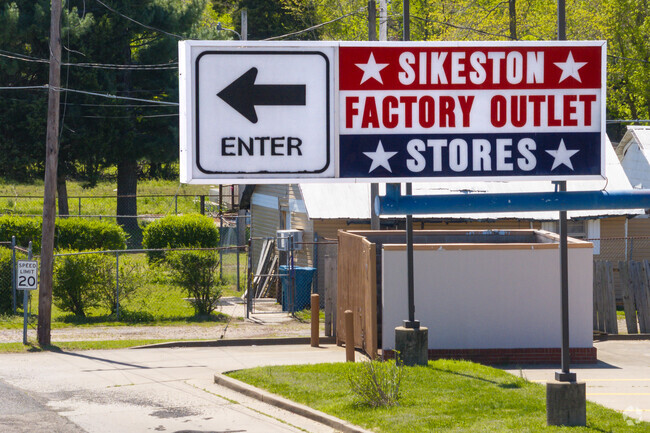 Find great deals on clothing, footwear, and home goods at Sikeston's outlet center.