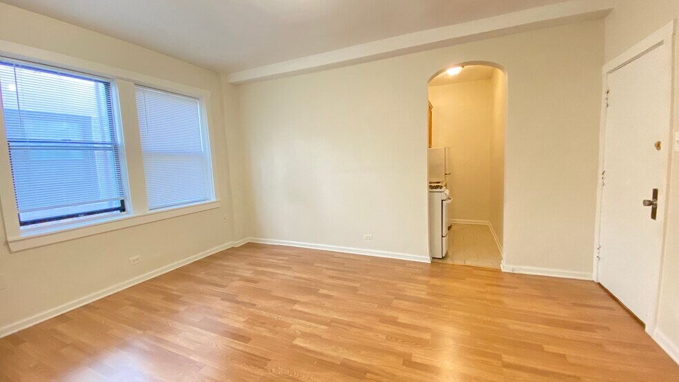 839 W Sheridan Rd unit 323, Chicago, IL 60613 - photo 1