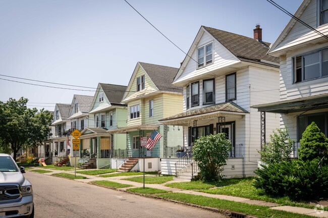 Wooden Clapboard type homes are the most common ones in Kaisertwon.
