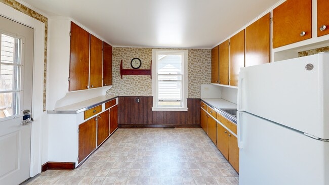 661 Broadway Ave NW, Grand Rapids, MI 49504 - photo 2