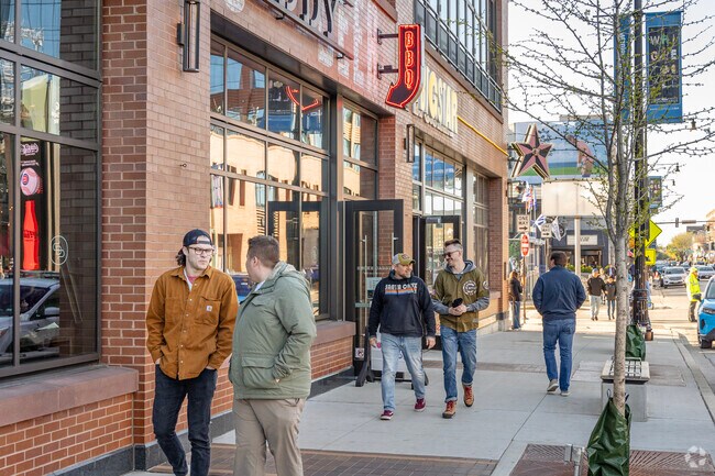Smoke Daddy BBQ is a great choice for groups to grab a bite before a Cubs game.