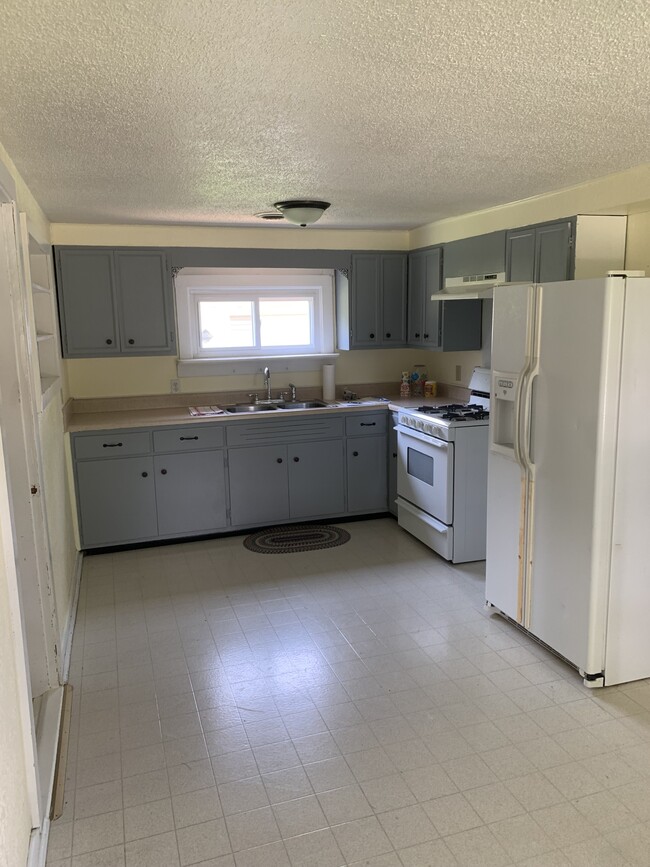 608 Wilson St, Newton, IL 62448 - photo 4