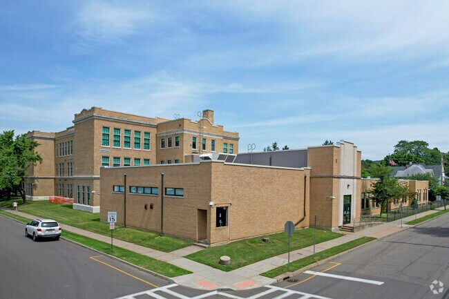 Thomas Jefferson Elementary School has 264 students in grades K-5.