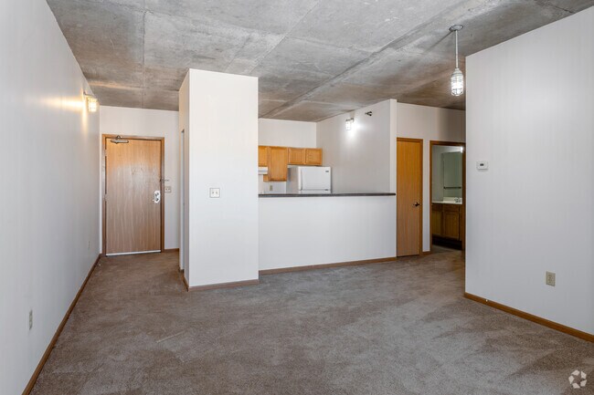 1BR, 1BA - 699SF - Living Room