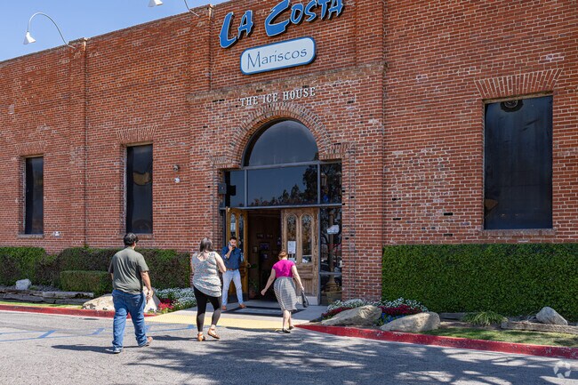 Homaker Park residents lookin for a bight to eat can head to La Costa Mariscos Fine Mexican Food.