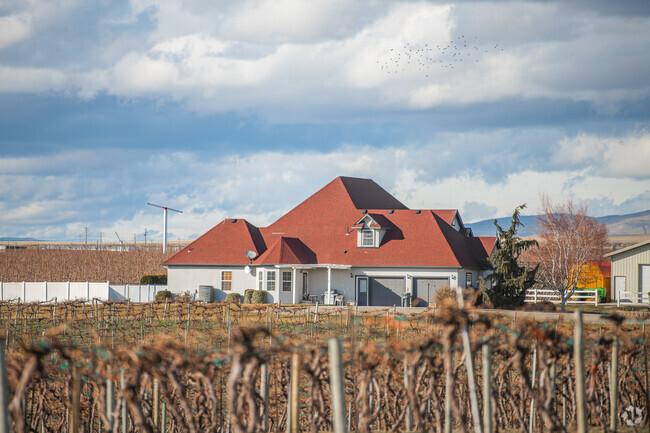 Spacious homes nestled among vineyards surround Grandview.