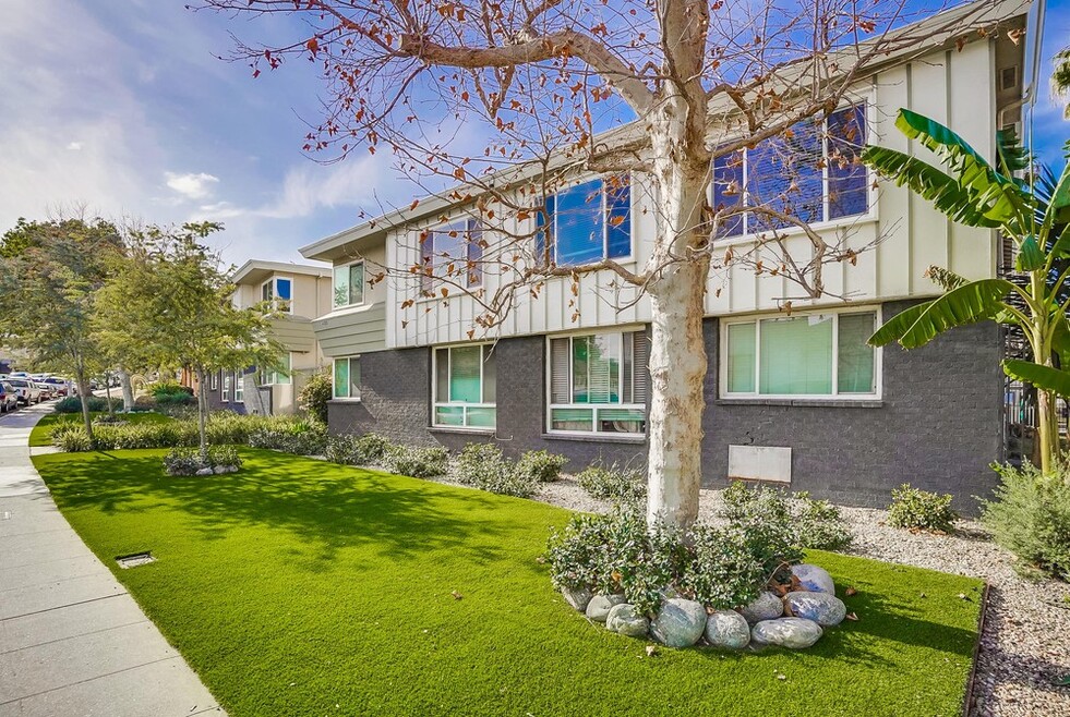 Secure, Stylish Property Near Leimert Park & Baldwin Hills, Los Angeles, CA 90008 - photo 1