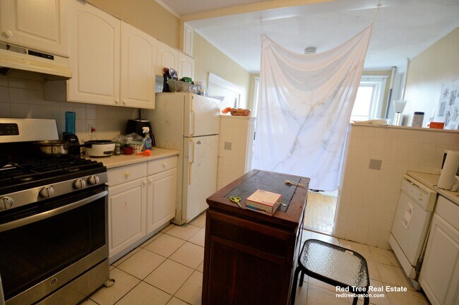 330 Saint Paul St unit 4, Brookline, MA 02446 - photo 3