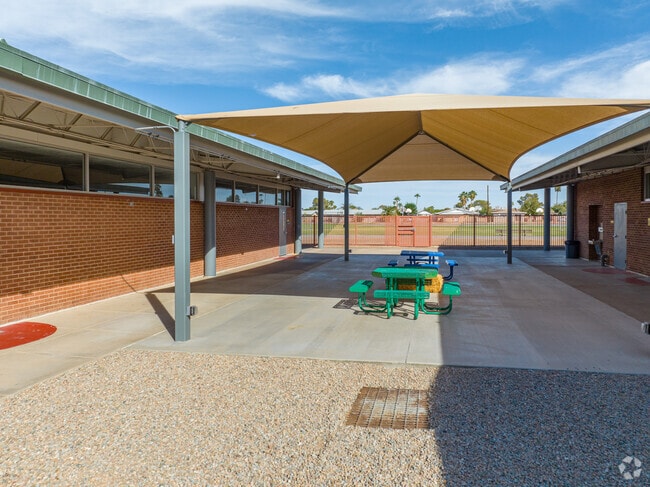 The Center for Online and Innovative Learning offers an outdoor lunch area.