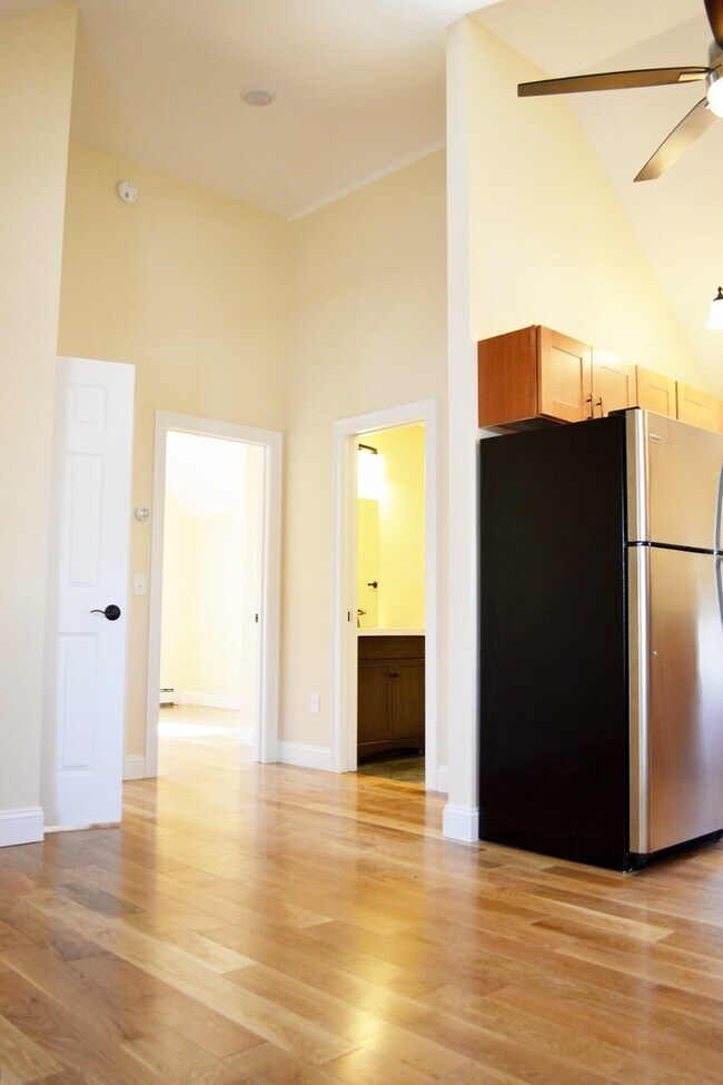 220 North Ave unit 2, Burlington, VT 05401 - photo 4