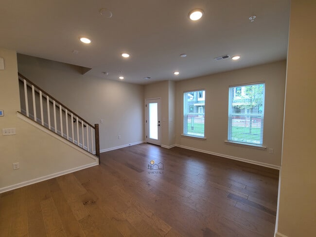 622 Sadie Cir, New Brunswick, NJ 08901 - photo 4