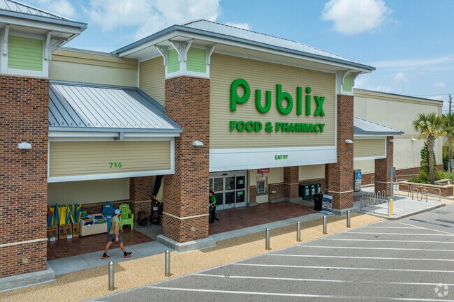 Woodberry Forest residents choose Publix to restock their pantries.