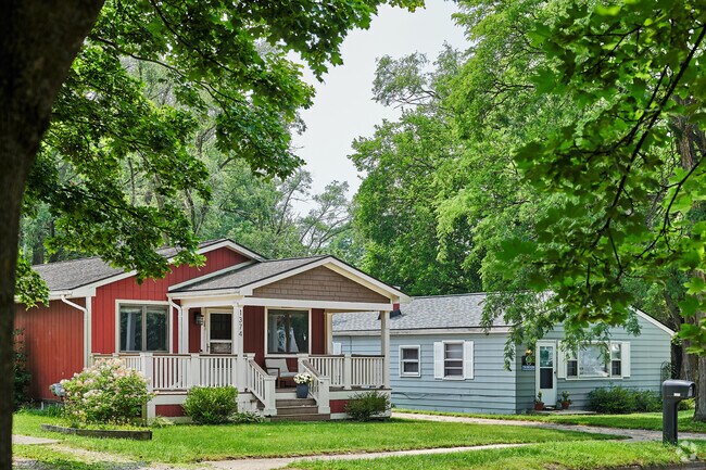 Low-slung ranches in Frisinger-Woodbury are often arranged in parallel to maximize lot space.