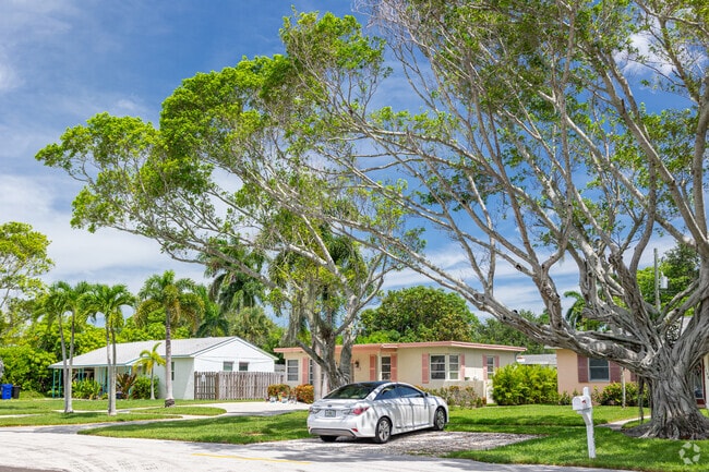 Lake Park is one of Naples' oldest neighborhoods, and features a variety of home styles.
