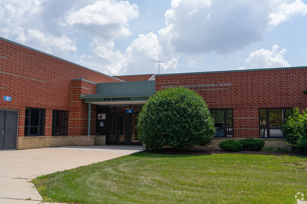 Kenneth L Hermansen Elementary School building in Wesglen.