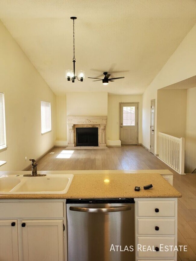 1679 Ensenada Way, Aurora, CO 80011 - photo 2