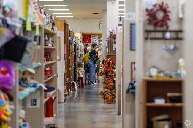 Oakland Heights offers quick access to shopping and dining on Rangeline Road.