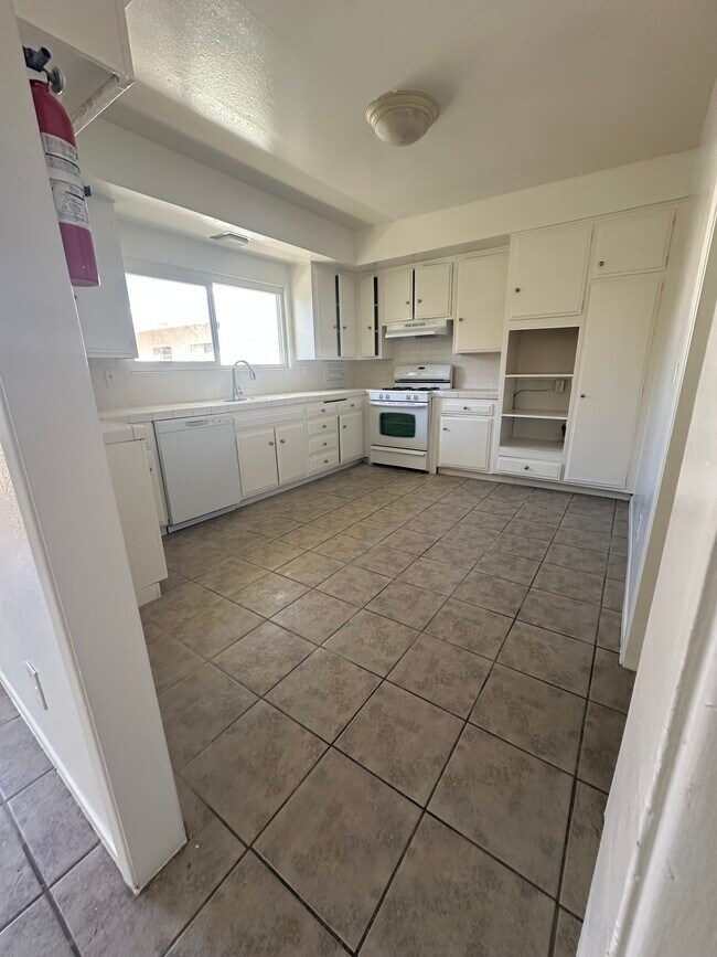 1341 W Avenue j4 unit 208, Lancaster, CA 93534 - photo 3