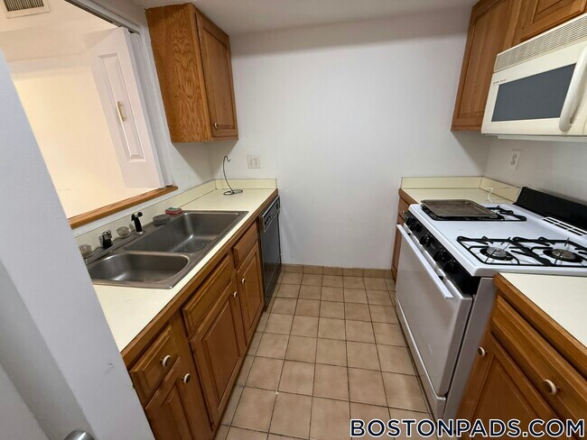 Kelton Place Condominiums unit 716, Allston, MA 02134 - photo 4