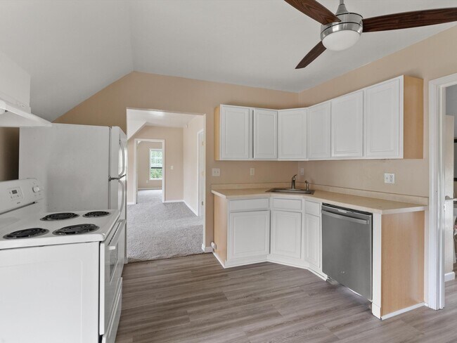 720 Pine St unit Upper, Manitowoc, WI 54220 - photo 3