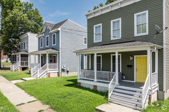 Find the perfect foursquare home for your family in Blackwell.