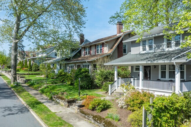 Craftsman style homes are found throughout the Camp Hill neighborhood.