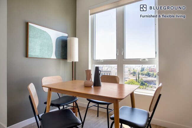 5620 De Longpre Ave unit FL6-ID1113, Los Angeles, CA 90028 - photo 4