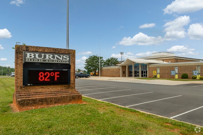 Burns High School receives an overall rating of B- from niche.com.