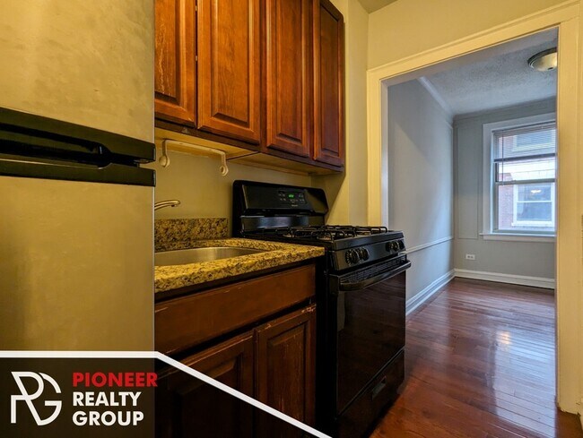 544 W Surf St unit 2, Chicago, IL 60657 - photo 2