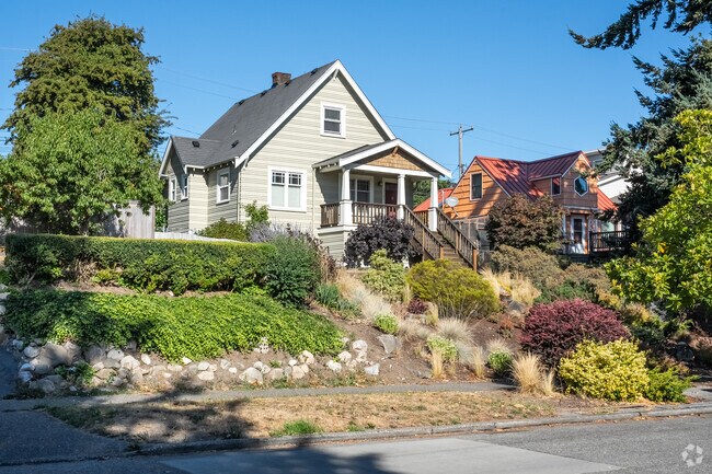Find these craftsman homes in a typical High Point street, with beautiful front yards.