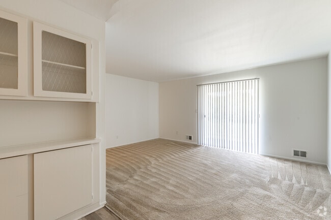 Kings Arms, Sterling Heights, MI 48312 - photo 2