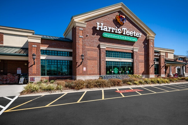 Warrenton Crossing is only 5 minutes from everyday essentials like Harris Teeter, Giant, Starbucks, Chick-fil-A, Planet Fitness and a mile from Walmart and Home Depot!