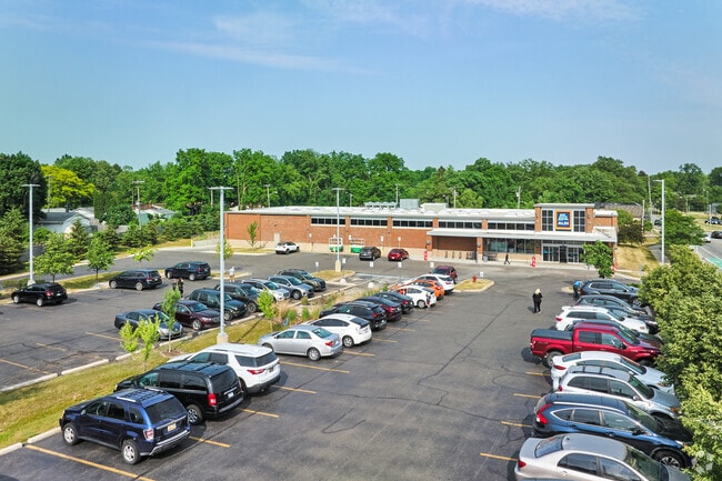Residents of Vet's Park Triangle can stop by nearby Aldi for all of their grocery needs.