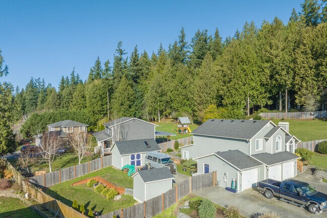 Residential pockets are scattered throughout Kayak.