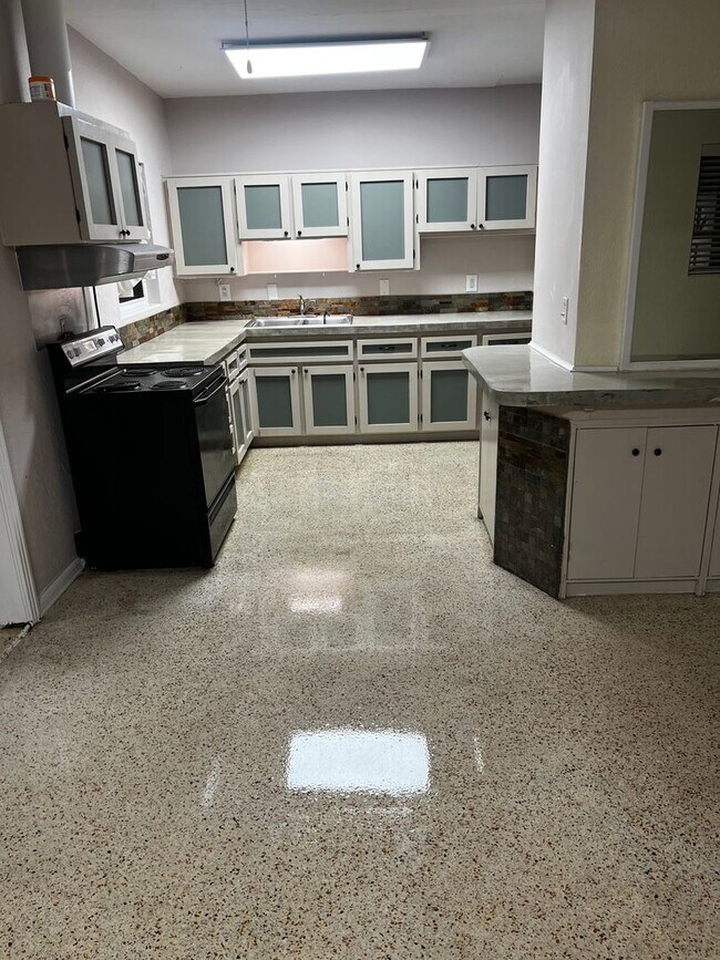 664 8th St, Daytona Beach, FL 32117 - photo 2