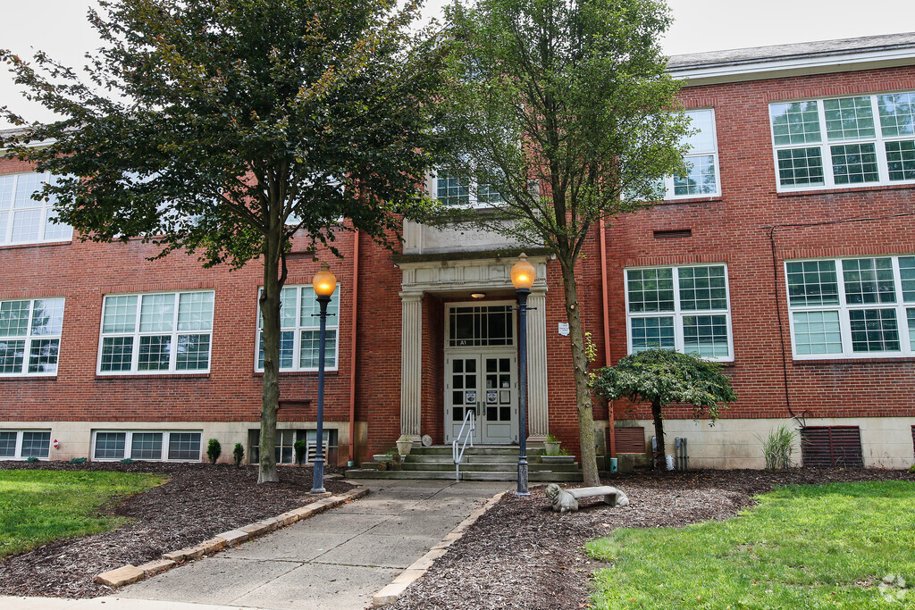 Poland Union Elementary School serves students in Mahoning County.