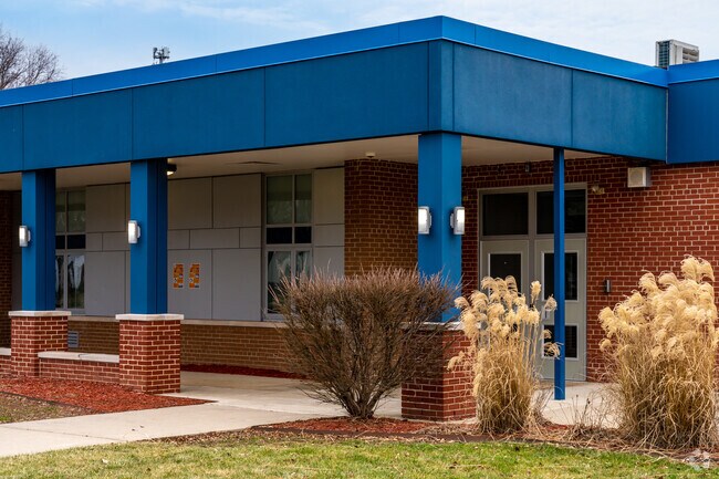 Max Paun School, entrance.