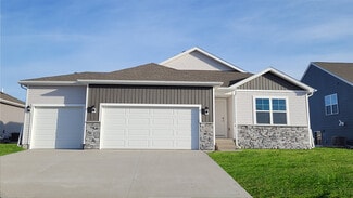 2851 Mary Green Rd, Hiawatha, IA 52233