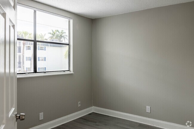 2 BR, 2 BA - 742SQFT