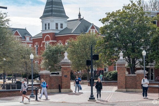 Auburn University is nearby for school and work for residents in Northwest Auburn.