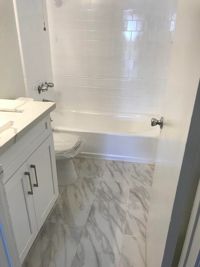 Spacious Units available - Great Location! -- Hollywood, Los Angeles, CA 90029 - photo 3