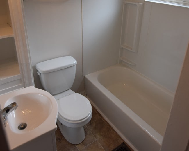 Bathroom, downstairs 1 bedroom